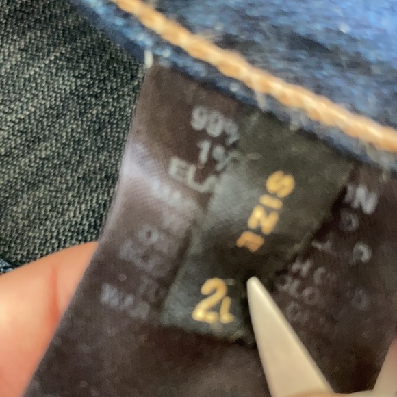 Quality denim X2 “ fit and flare” dark wash flare leg wide leg boot cut sz 2 L - Picture 11 of 17